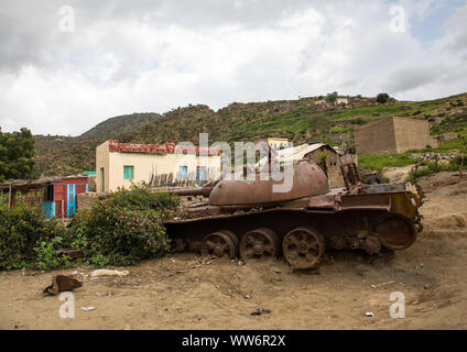 Serbatoio abbandonato nei pressi di un villaggio, Semien-Keih-Bahri, Elabered, Eritrea Foto Stock