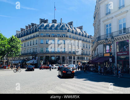 Parigi / Francia - luglio 5, 2019: Hotel du Louvre facciata. Attualmente Hyatt Hotel. Foto Stock