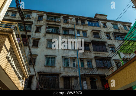 Vecchio e brutto edificio di appartamenti a Guangzhou in Cina Foto Stock