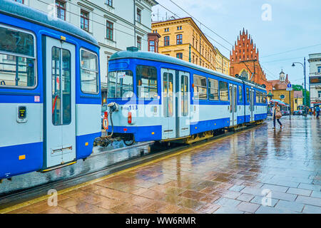 Cracovia in Polonia - Giugno 13, 2018: l'annata il tram si ferma alla stazione di Saint Square e attende i passeggeri, il 13 giugno a Cracovia Foto Stock