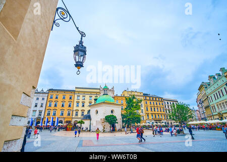 Cracovia in Polonia - giugno, 13, 2018: medievale case residenziali sul perimetro del Rynek Glowny (Piazza del Mercato) sono occupati con estate terrac Foto Stock