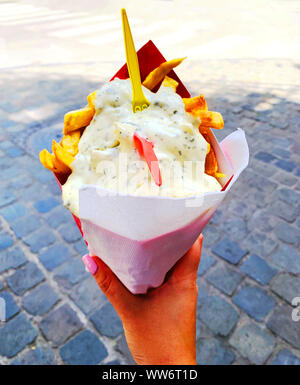 Bruxelles / Belgio - luglio 9: Donna è azienda famosa tradizionale patatine fritte in Belgio a Bruxelles street Foto Stock