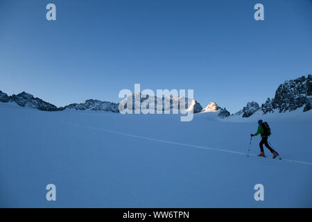 Gli alpinisti sul tour di sci a Ruderhofspitze, Stubaier Alpen, Tirolo, Austria Foto Stock