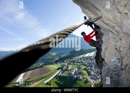 Scalatore su Steinwand via ferrata vicino Arzl, Pitztal, Tirolo, Austria. Foto Stock