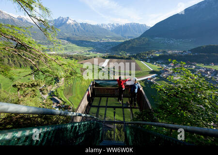 Sky-passeggiata sul Steinwand via ferrata vicino Arzl, Pitztal, Tirolo, Austria. Foto Stock