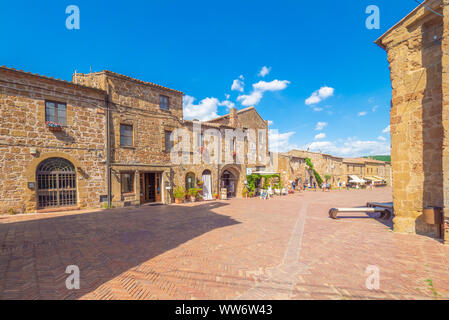 Sovana (Italia) - Una piccola etrusca e medievale Borgo in pietra nel comune di Sorano, provincia di Grosseto, Regione Toscana; attrazione turistica. Foto Stock