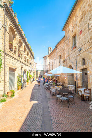 Sovana (Italia) - Una piccola etrusca e medievale Borgo in pietra nel comune di Sorano, provincia di Grosseto, Regione Toscana; attrazione turistica. Foto Stock