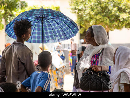 Uomo eritreo vendono ombrelli in strada, Semien-Keih-Bahri, Keren, Eritrea Foto Stock