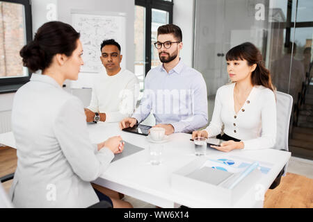 Reclutatori avente il colloquio di lavoro con il dipendente Foto Stock