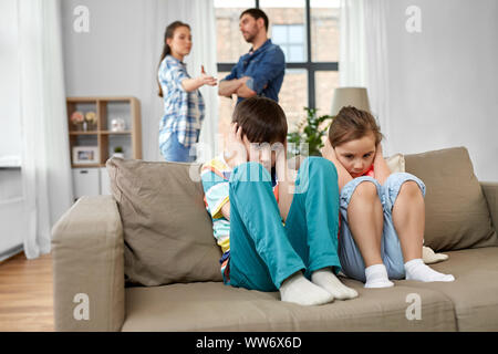 Triste bambini e genitori quarreling a casa Foto Stock