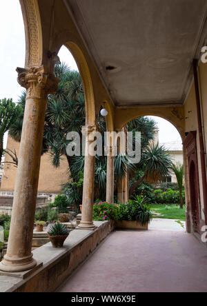 Colonne della vecchia opera italiana da tempi coloniali, regione centrale di Asmara Eritrea Foto Stock