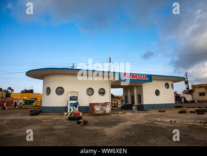 Ex stazione di servizio Agip costruita nel 1937, la regione centrale di Asmara Eritrea Foto Stock