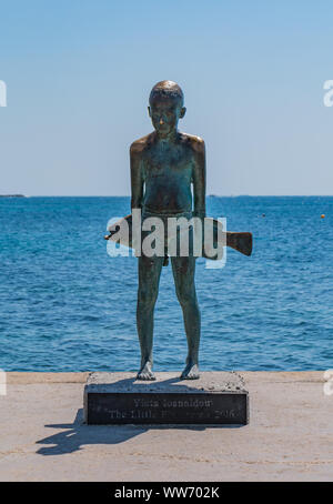 Una foto del piccolo Pescatore scultura, in Paphos' promenade. Foto Stock