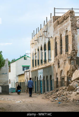 Popolo somalo a piedi nella città vecchia, Sahil regione berbera, il Somaliland Foto Stock