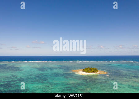 Guyam isola, Siargao, Filippine. Piccola isola con palme e una spiaggia di sabbia bianca. Isole Filippine. Foto Stock