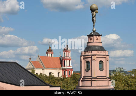Chiesa di San Filippo e di San Giacomo e i dettagli della vecchia architettura di Vilnius, Lituania. Foto Stock