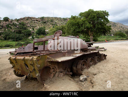 Serbatoio abbandonato nei pressi di un villaggio, Semien-Keih-Bahri, Elabered, Eritrea Foto Stock