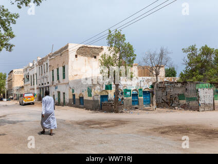 Uomo somalo a piedi nella città vecchia, Sahil regione berbera, il Somaliland Foto Stock