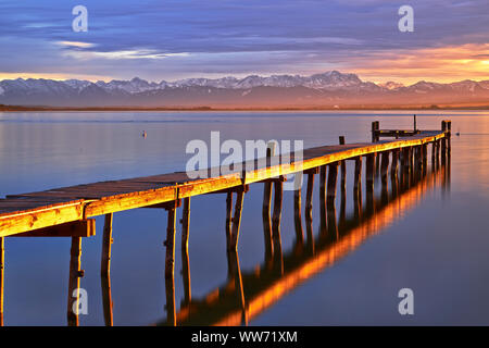 Atmosfera serale sul Lago Ammersee con Pier, Wetterstein Mountain Range in background Foto Stock