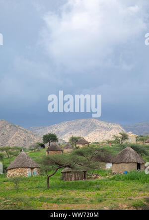 Bilen villaggio con tetti di paglia, Semien-Keih-Bahri, Elabered, Eritrea Foto Stock