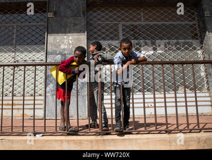 Ragazzi eritrei appoggiato su di una recinzione, regione centrale di Asmara Eritrea Foto Stock
