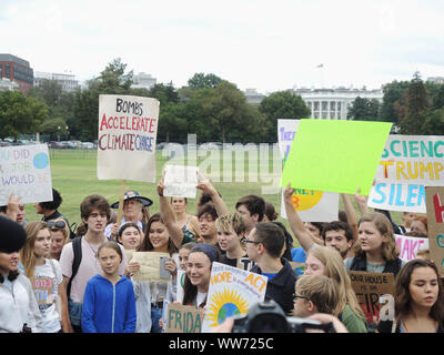 Washington, Stati Uniti d'America. Xiii Sep, 2019. Ambientale svedese Greta attivista Thunberg (u, 3 da sinistra) prende parte in una scuola sciopero per di più la protezione del clima nella parte anteriore della Casa Bianca (sfondo). Ella è stata negli Stati Uniti a partire dalla fine del mese di agosto e prende parte alle Nazioni Unite la gioventù vertice sul clima che si terrà a New York, per esempio. Credito: Lena Klimkeit/dpa/Alamy Live News Foto Stock