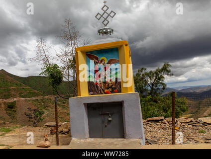 Donazione ortodossa scatola lungo la strada contro un cielo drammatico, regione centrale di Asmara Eritrea Foto Stock