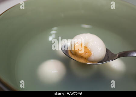 Peanut riso glutinoso gnocchetti di farina (Tang Yuan), palle di riso dolce con burro di arachidi riempimento, zuppa dessert pronta da mangiare Foto Stock