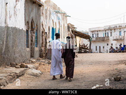 Gli uomini somali a piedi nella città vecchia, Sahil regione berbera, il Somaliland Foto Stock