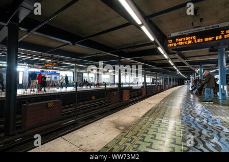 Stoccolma, Svezia. Settembre 2019. Vista interna di piattaforme in Gamla Stan stazione della metropolitana Foto Stock