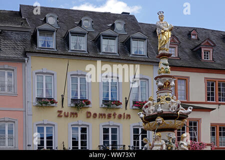 Petrusbrunnen Fontana e 'Zum Domstein' Inn, Hauptmarkt, Trier, Renania-Palatinato, Germania Foto Stock