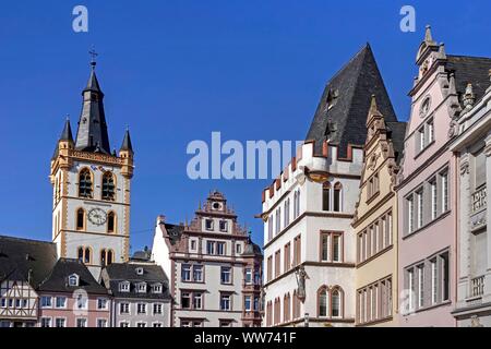Vecchie case sulla piazza del mercato e la chiesa di Saint Gangulphus, Hauptmarkt, Trier, Renania-Palatinato, Germania Foto Stock