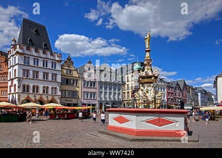 Petrusbrunnen Fontana e la piazza del mercato, Hauptmarkt, Trier, Renania-Palatinato, Germania Foto Stock