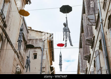 Arte di installazione per le strade di Arles, Francia Foto Stock