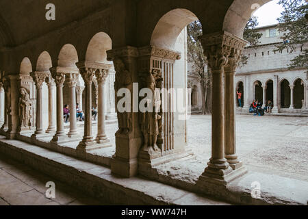 Sulla strada per la Città Vecchia di Arles, Francia Foto Stock