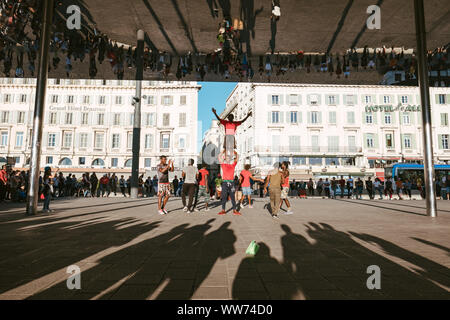 Sulla strada a Vieux-Port a Marsiglia, Francia Foto Stock