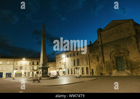 Sulla strada per la Città Vecchia di Arles, Francia Foto Stock