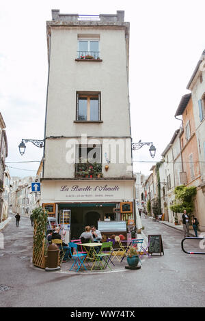 Sulla strada per la Città Vecchia di Arles, Francia Foto Stock