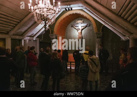 Visita a una miniera di sale vicino a Cracovia in Polonia Foto Stock