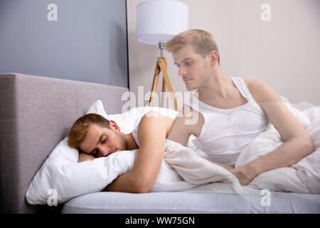 Anima lascia giovane corpo mentre dorme nel letto Foto Stock