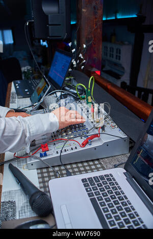 San Sebastián, Spagna - 20 luglio, 2019. Un DJ la gestione di un mixer e il resto della sua attrezzatura. Foto Stock