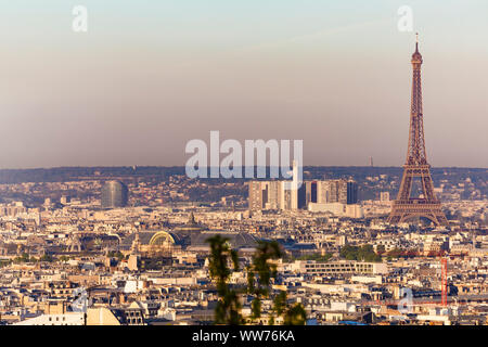 Francia, Parigi, Centro citta', vista da Montmartre, cityscape, skyline, Torre Eiffel Foto Stock