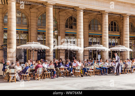Francia, Parigi, centro città, Place Colette, Le Nemours Cafe Bar Ristorante, Terrazza Foto Stock