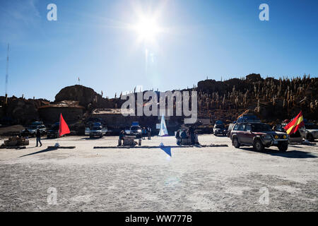 Bolivia, Uyuni, Salar de Uyuni distesa di sale, Isla Incahuasi, i turisti con i SUV Foto Stock