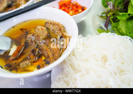 Bun Cha con carne di maiale alla griglia, riso tagliatelle, vegetali e la zuppa in cucina vietnamita e cibi di strada sul Vietnam HANOI Foto Stock