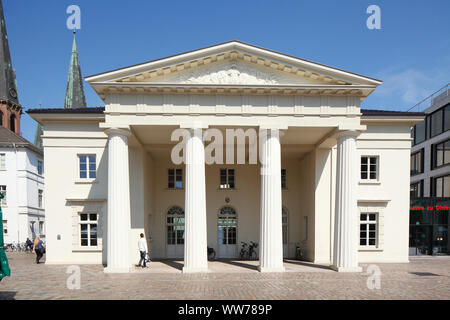 Palazzo neoclassico edificio di guardia sulla Piazza del Palazzo, della città di Oldenburg nel distretto di Oldenburg, Bassa Sassonia, Germania, Europa Foto Stock