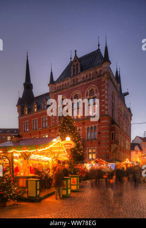 Lambertimarkt Mercatino di Natale con il vecchio Municipio al crepuscolo, della città di Oldenburg nel distretto di Oldenburg, Bassa Sassonia, Germania, Europa Foto Stock