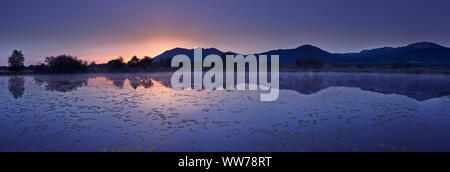 Alba sul laghetto Spatzenpointweiher, vicino a Benediktbeuern, vicino a Kochel, Alta Baviera, Baviera, Germania Foto Stock