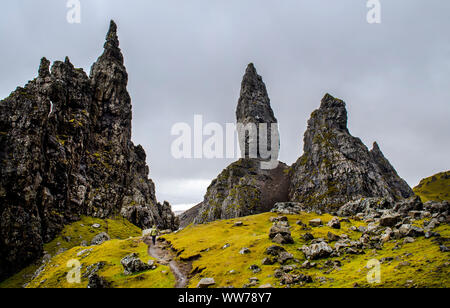 Formazione di roccia vecchio uomo di Storr, Trotternish Peninsula, Isola di Skye, altopiani, Scozia Foto Stock