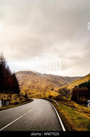 Strada di campagna nel tipico paesaggio di montagna, altopiani, Scozia Foto Stock